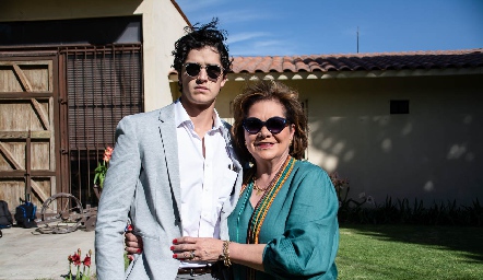 Oscar y su abuela Maricel.