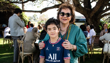  Marcelo y su abuela Maricel Galindo.
