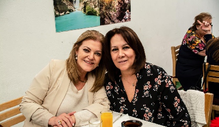  Montserrat Lozano y Esther Medina.