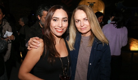  Sylvia Torres y Constance Jones.