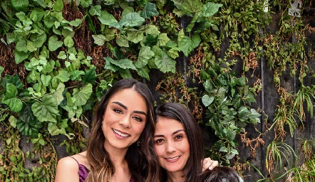  Paulina Rodríguez  con su cuñada Carolina Gallardo.