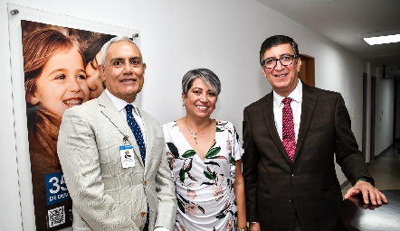  Arturo Álvarez, Mariana López y Dr. Carlos Alonso.