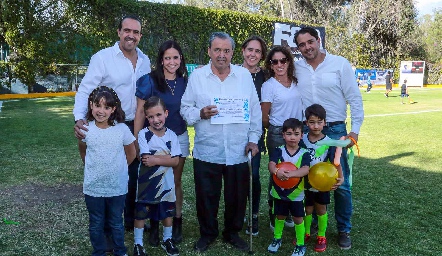  Gabriel Valle con sus hijos Claudio, Adriana y Oscar, sus hijos políticos y sus nietos.