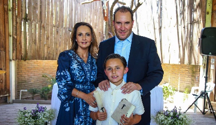  Cristina Villalobos y Luis Alfonso Nava con su hijo Andrés.