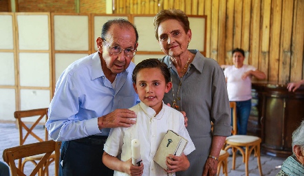  Rafael Villalobos y Toyita de Villalobos con su nieto Andrés Nava.