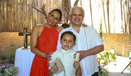 Toyita Villalobos y Héctor Dávila con Andrés Nava.