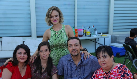  Gaby Gómez, Maru Alvarado, Vero Alvarado, Paco del Camino y Beatriz Romero.