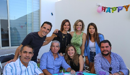  Vero con sus amigos.