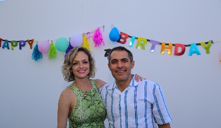  Vero Alvarado con su esposo Arturo González.