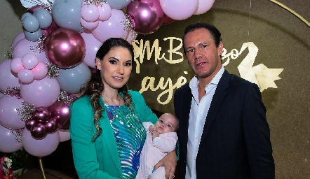  Mariana Yaguno y Javier Amozurrutia con su hija Cayetana.