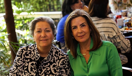  Lupita González y Martita Muñiz.