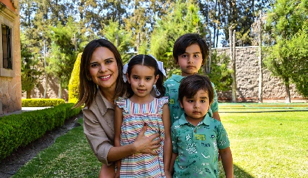  Alejandra Díaz de León, Juanqui, Ale y Franco Conde.