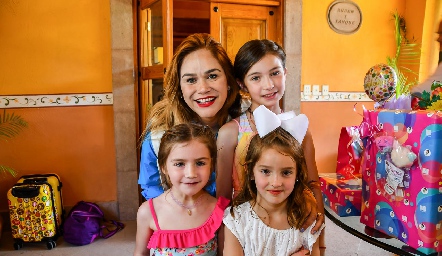  Danae Enriquez, María Inés, Máxima y Catalina de Alba.