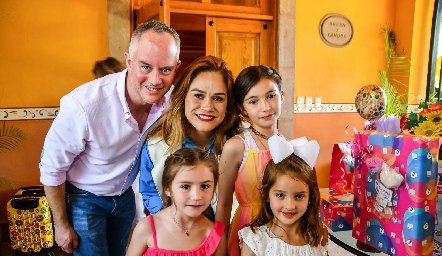  Max de Alba, Danae Enriquez, María Inés, Máxima y Catalina de Alba.