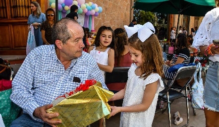  Ramón Zamanillo con su nieta María Inés.