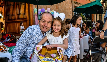  Ramón Zamanillo con su nieta María Inés.