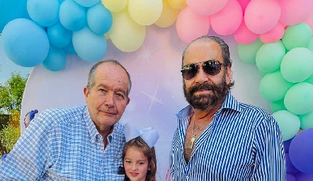  María Inés con sus abuelos Ramón Zamanillo y Oscar Torres Corzo.