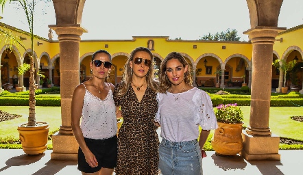  Marcela, Mónica y María Torres.