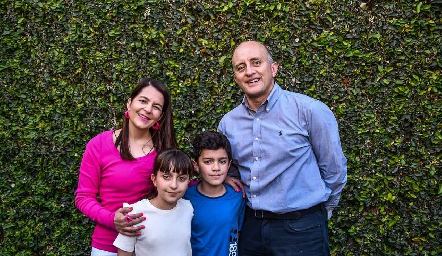 Gaby Suárez y Mauricio Sarquis con sus hijos Gaby y Mau.