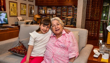 Gaby Sarquis y su abuela Reina Villagrana.