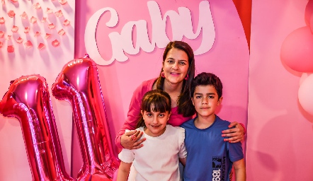 Gaby Suárez y sus hijos Gaby y Mau.