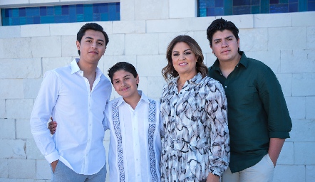  Claudia Suárez con sus hijos  José Miguel, Mauricio y Patricio Ruiz.