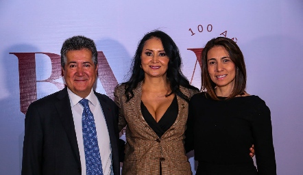  Víctor Olea, Cristina Vizcaíno y Marcela Gómez.
