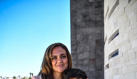 Laile Gómez Atisha y su hijo Anuar Kasis.