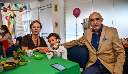  Armando Estrada, Patricia Nieto y Óscar Estrada.