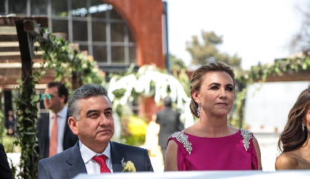  Tomás Loredo y Ana María Ferrari de Loredo, papás de la novia.