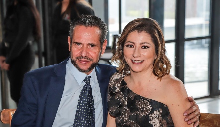  Mauricio Monsiváis y Cristina Pérez .