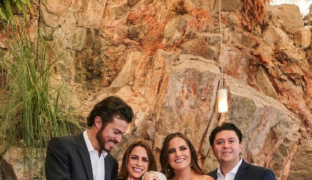  Roberto Lozano, Paulina Aguirre, Danitza Lozano y Daniel Zollino con Diego.