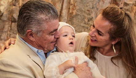  Roberto Lozano y Patricia Del Bosque con su nieto Diego.