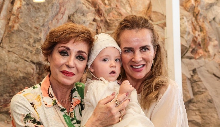  Beatriz Eugenia Dauajare y Patricia del Bosque con su nieto Diego.