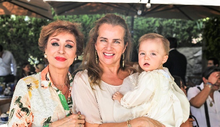  Beatriz Eugenia Dauajare y Patricia del Bosque con su nieto Diego Zollino.