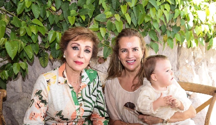  Beatriz Eugenia Dauajare y Patricia del Bosque con su nieto Diego Zollino.