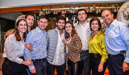 Los novios con la familia Pérez Mendizábal, Daniela Pérez, Alejandro Muñoz, Fernando Pérez, José Luis Leiva, Isa y Mauricio Pérez, Coco Mendizábal y Fernando Pérez.
