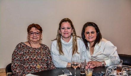  Gloria de Martínez, Lorena Martínez y Coco Leos.