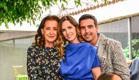 Amparo Camacho, Eunice Camacho y Manuel Labastida.