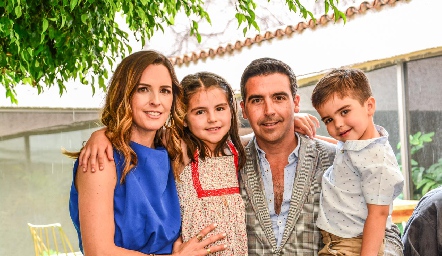 Eunice Camacho y Manuel Labastida con sus hijos Paula y José Manuel.
