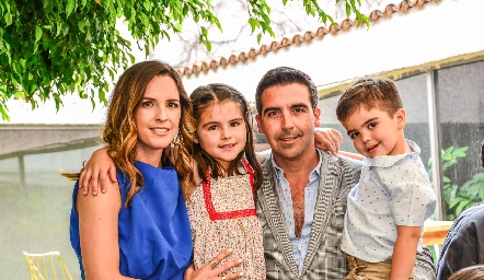  Eunice Camacho y Manuel Labastida con sus hijos Paula y José Manuel.
