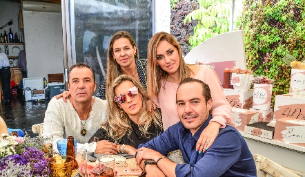  David Lozano, Mónica, Marcela y María Torres con Santiago Zamanillo.