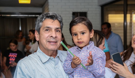  Julio Castelo con su nieto Juan Pablo Ramírez.
