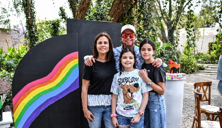  Maga Nieto y Roberto Mercado con sus hijas Valentina y Regina.