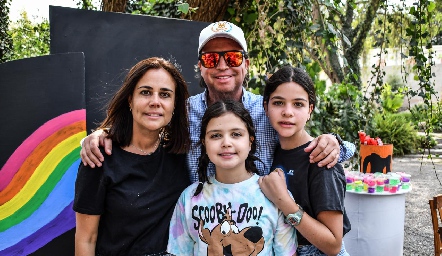  Maga Nieto y Roberto Mercado con sus hijas Valentina y Regina.