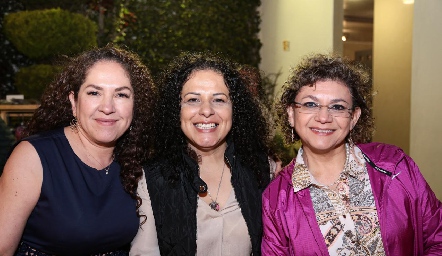  María Olvido, Mónica Arriaga y Lourdes Gómez.