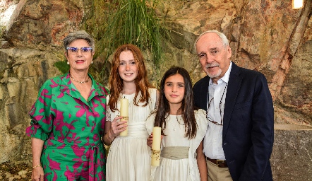  Mercedes Dent y Rafael del Blanco con sus nietas Valentina y Antonella.