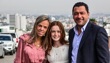  Valentina y sus padrinos Areli Ovalle y Arturo Ceballos.