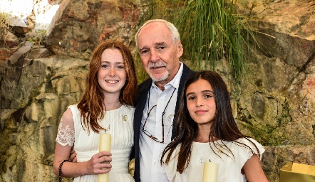  Rafael del Blanco con sus nietas Valentina y Antonella.