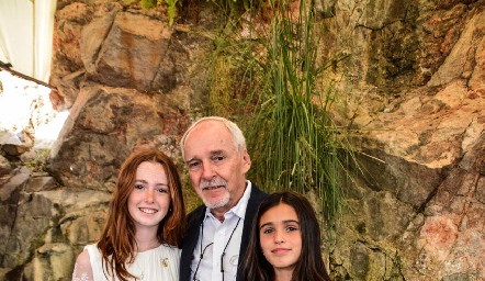 Rafael del Blanco con sus nietas Valentina y Antonella.